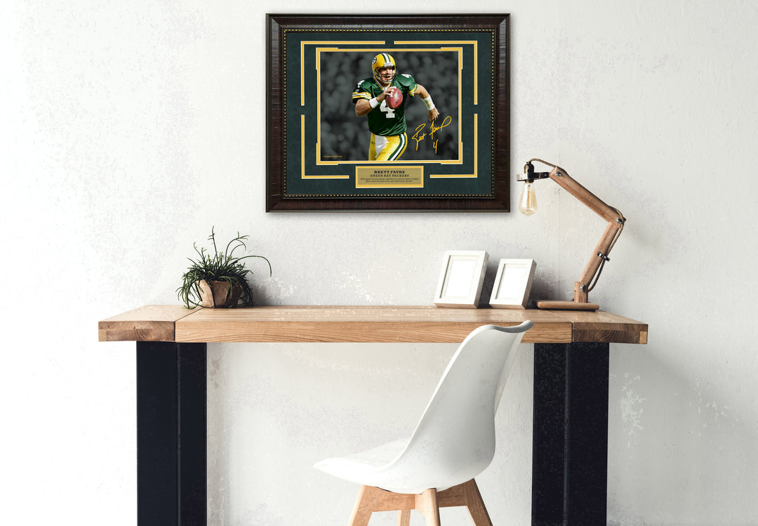 Brett Favre - Green Bay Packers - Spotlight with Facsimile Signature